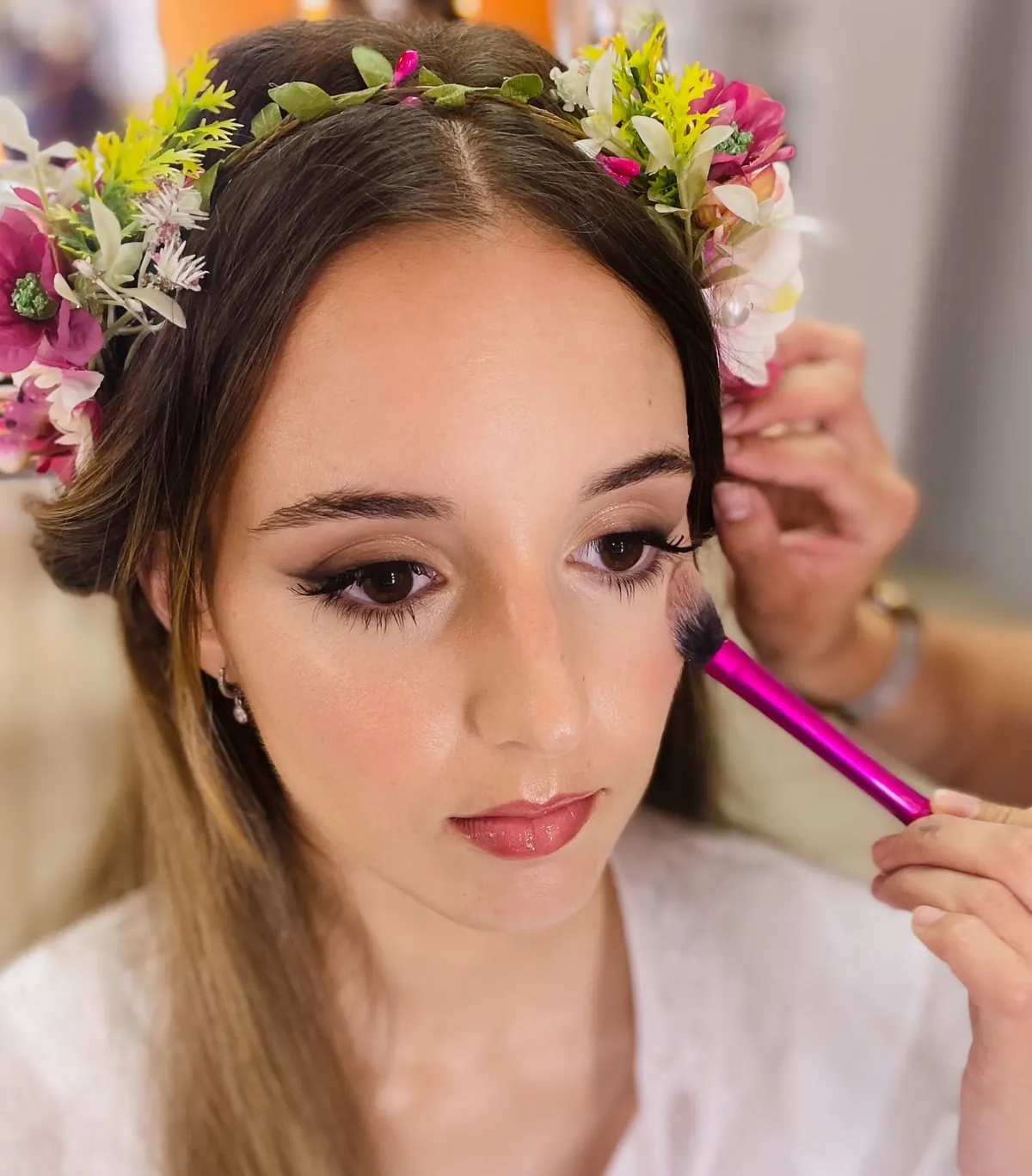 Maquillaje de novia con corona de flores