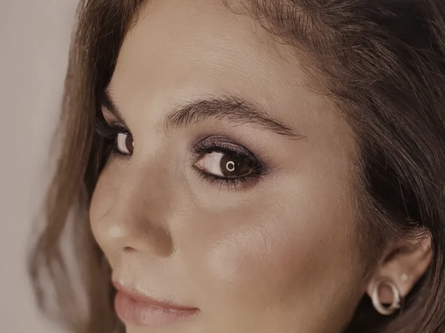Primer plano de un maquillaje de ojos definido y piel luminosa. Maquillaje de comunión y bautizo en Gran Canaria