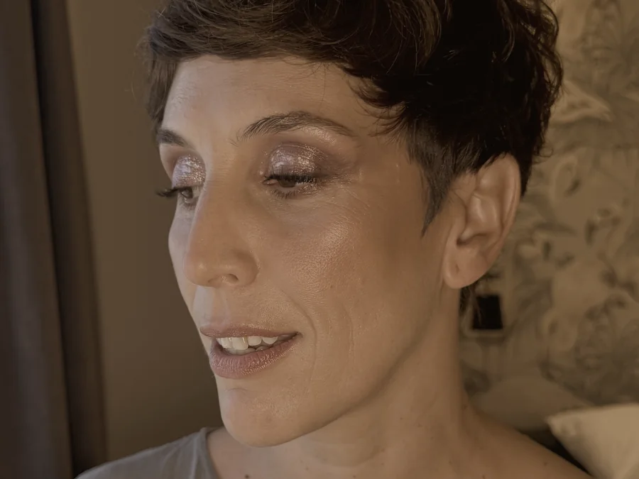 Maquillaje de día con ahumado en berenjena y piel luminosa para la madre en un bautizo, en Gran Canaria