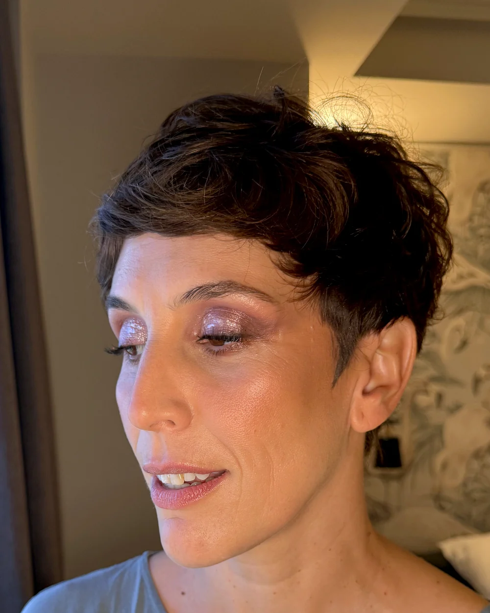 Maquillaje de invitada con ahumado en tonos berenjena y piel luminosa, realizado a domicilio en Gran Canaria