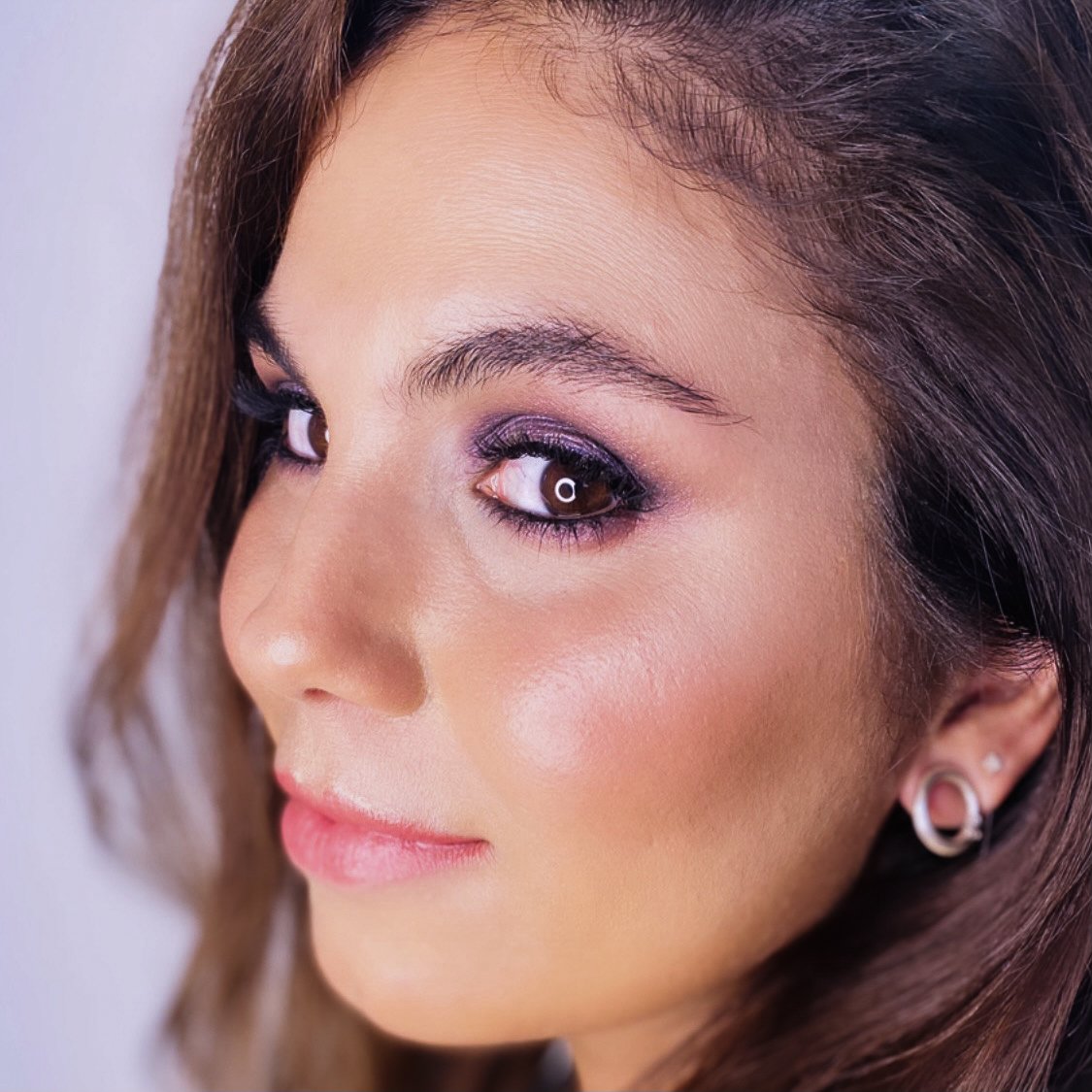 Primer plano de maquillaje de ojos editorial para sesion de fotos en Gran Canaria