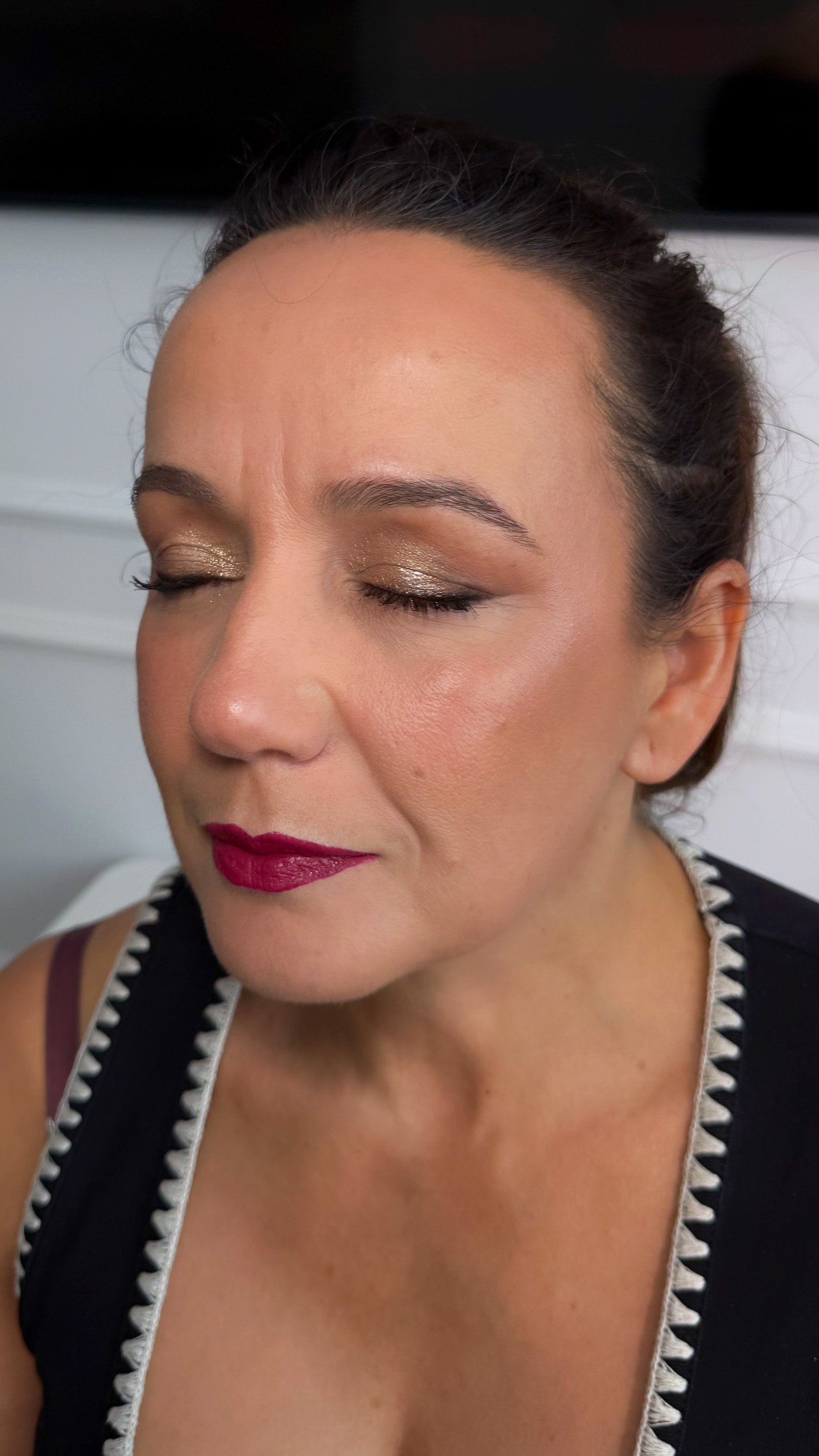 Maquillaje de noche con labios burdeos para evento en Gran Canaria