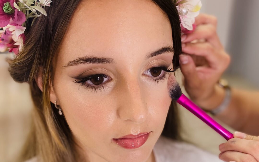 Maquilladora profesional maquillando a una novia con corona de flores en Las Palmas de Gran Canaria